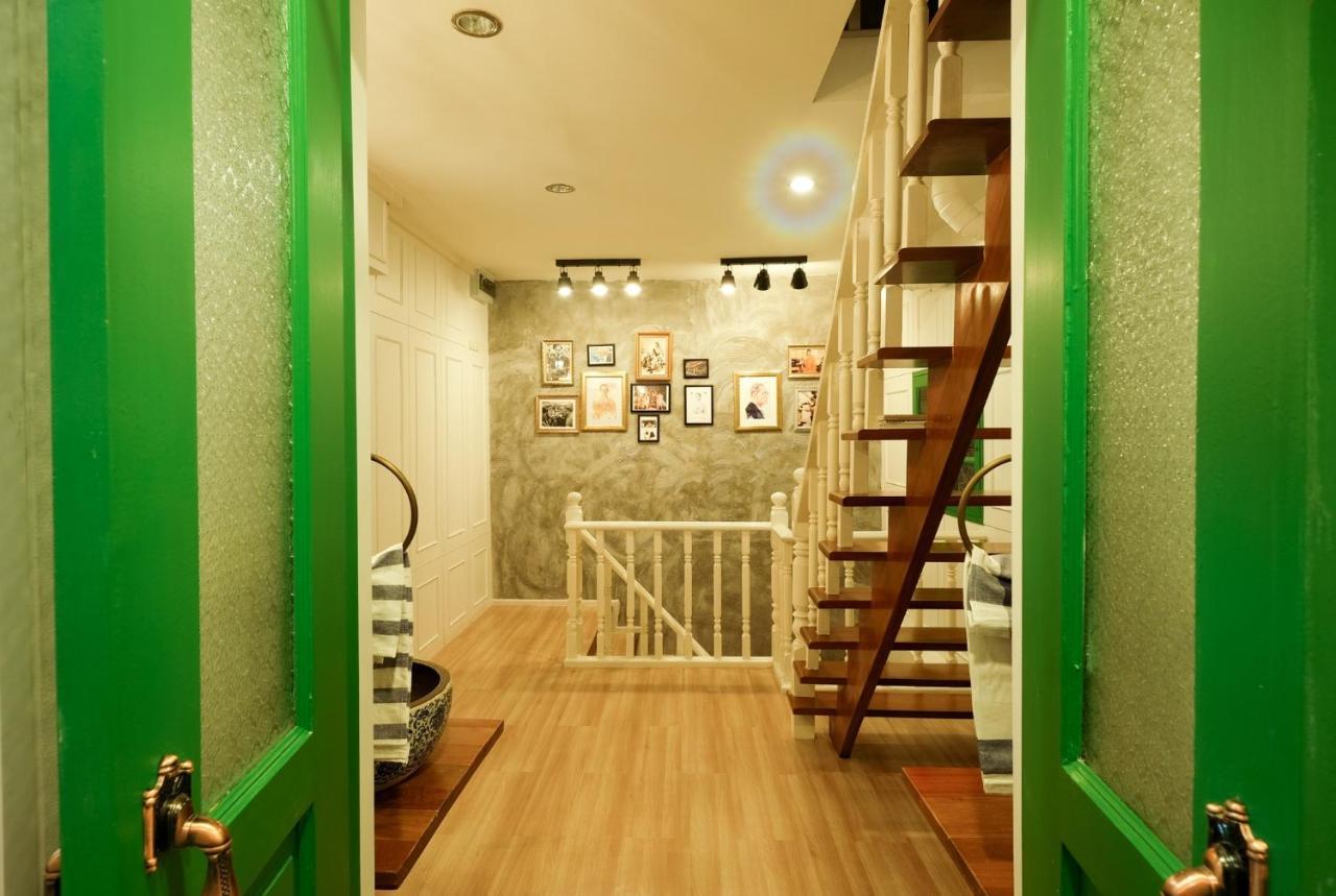 Ratana Boutique Hostel Bangkok Exterior photo